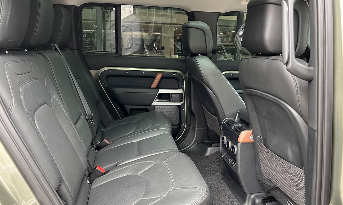 DEFENDER 110 P300 HSE