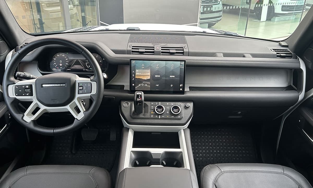 DEFENDER 110 D300 X-DYNAMIC HSE