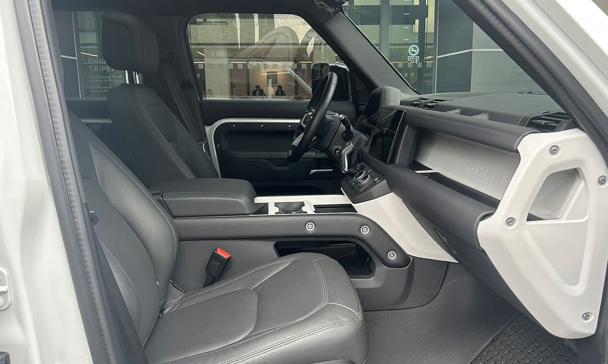 DEFENDER 110 D300 X-DYNAMIC HSE