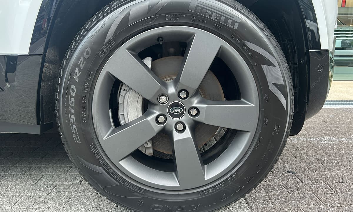 DEFENDER 110 D300 X-DYNAMIC HSE